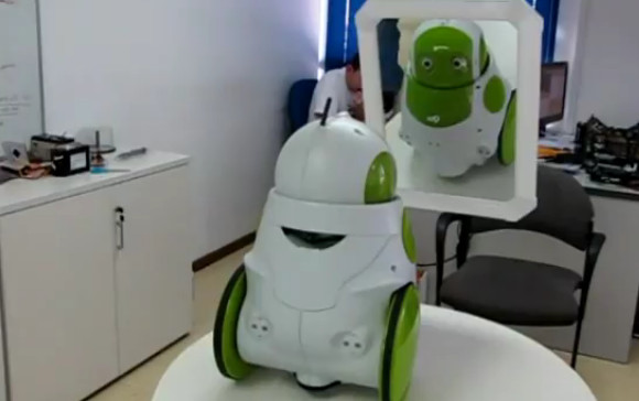 Qbo robot learns to recognise himself in a mirror, mankind trembles a little