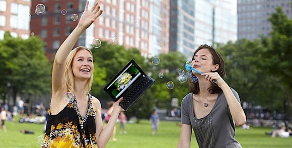 Samsung N230 netbook offers 13+ hours battery, plus bubble waving powers