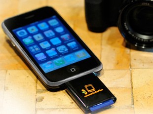 ZoomIt adds SD card reader to iPhone