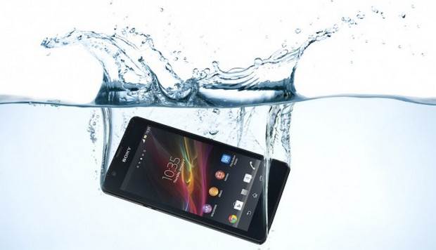 Sony Xperia ZR struts its stuff with 4.6-inch screen, waterproofing and 13MP camera