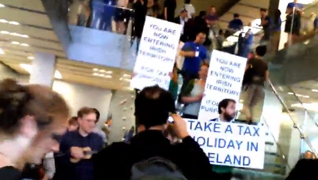 London flashmob targets Apple's London store in protest at the company's tax avoidance policies