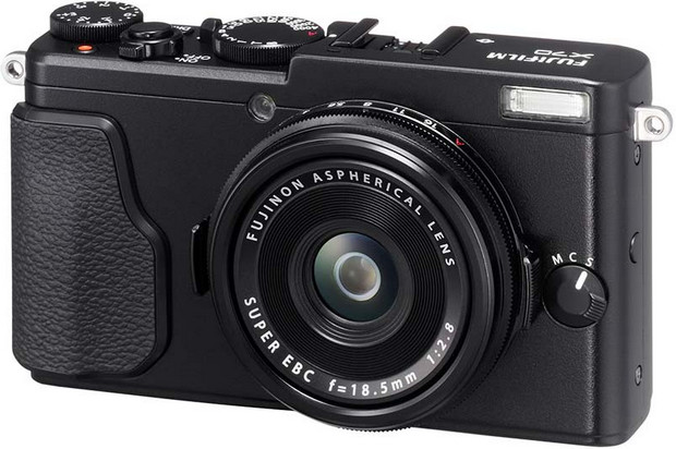 Fujifilm X70 premium compact camera goes for Ricoh GR's street shooting crown