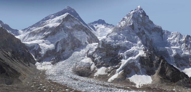 Scroll around a two billion pixel photo of Mount Everest in awe