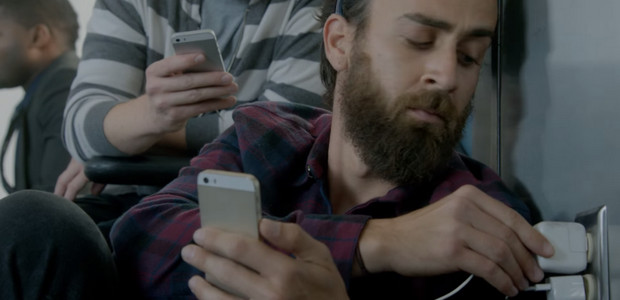 Samsung has a laugh at Apple's expense again with Wall Huggers S5 promo